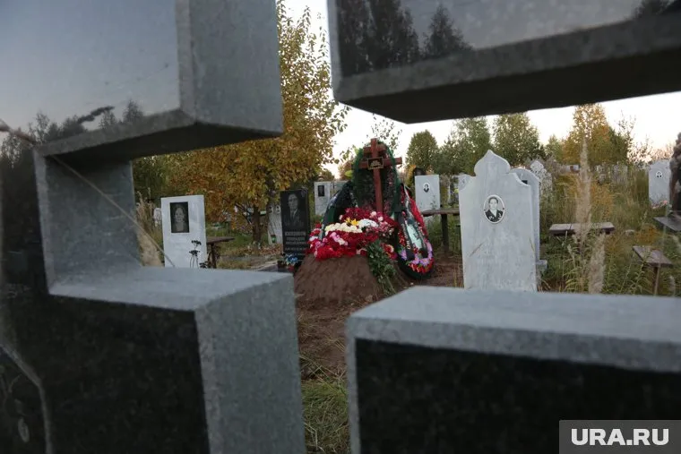 В Лангепасе часть кладбища оказалась затоплена водой