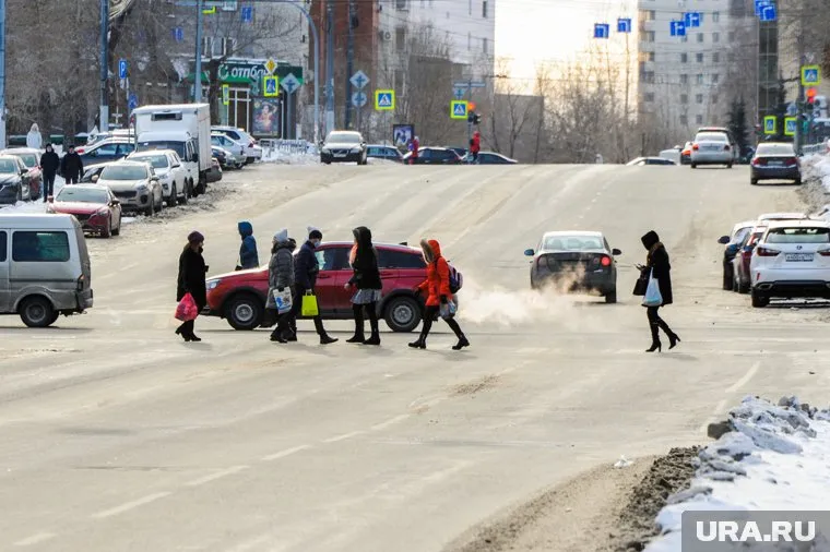 Мужчина переходил дорогу в неположенном месте