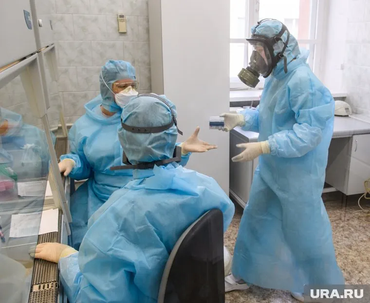 Антитела не могут устранить вирус, если он перемещается между клетками, сообщил Шан-Лу Лю