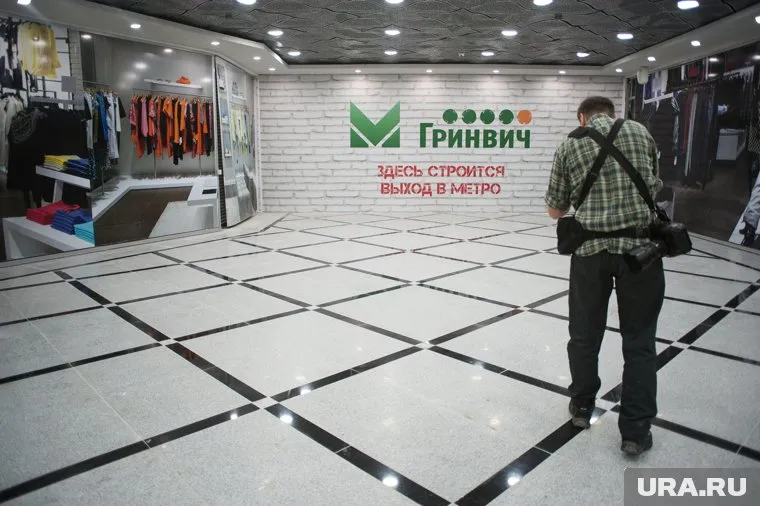 Охранник торгового центра разбил нос посетителю