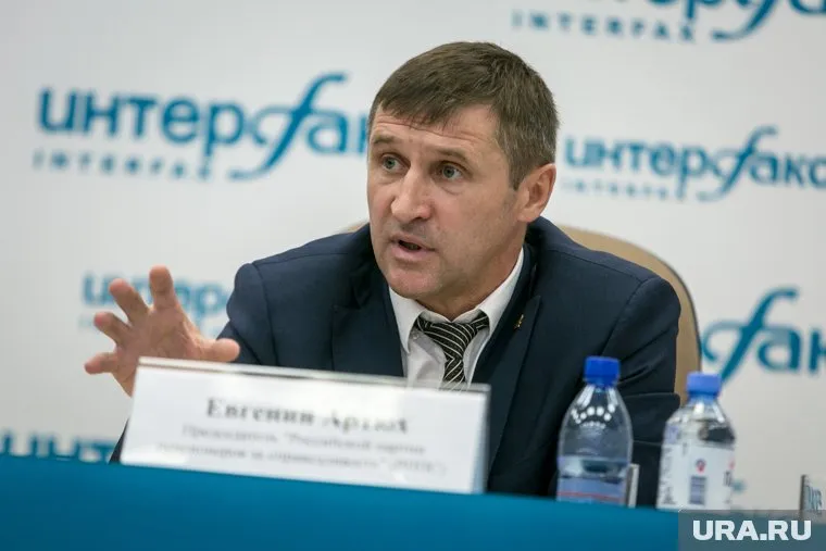 Оппоненты Евгения Артюха намерены лишить его оставшихся постов и регалий