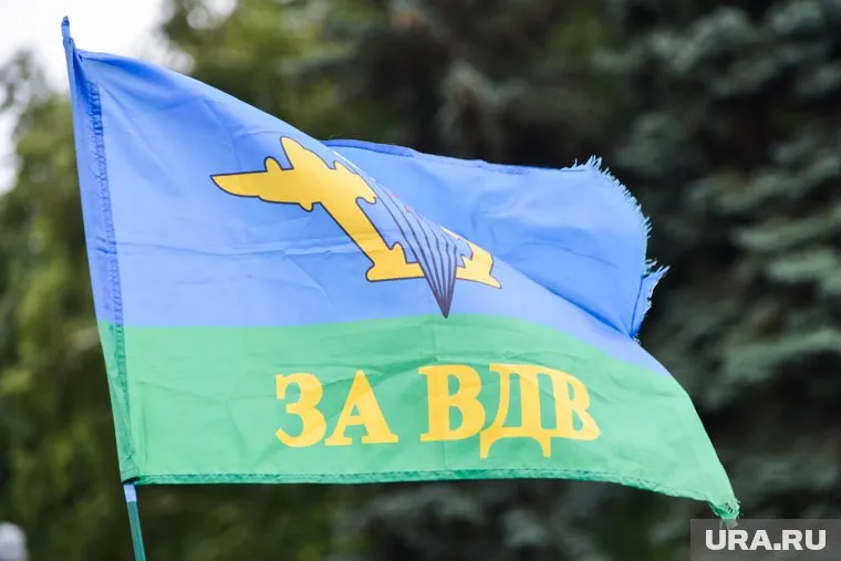 Кандидат от КПРФ вручал подарки на акции в честь празднования дня ВДВ