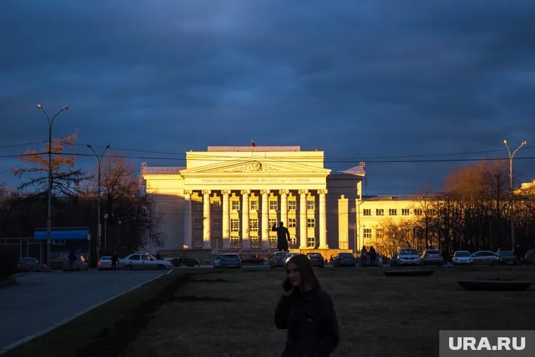 Дмитрий Трынов уточнил, что хотел поддержать Анастасию Проскурину, которая зарабатывает 25 тысяч рублей, а не 80 тысяч