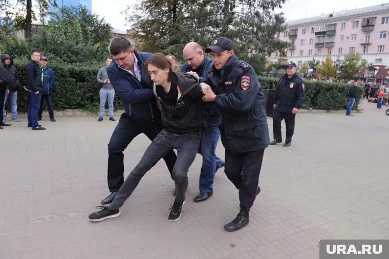 В Челябинске начались первые задержания на несанкционированной акции