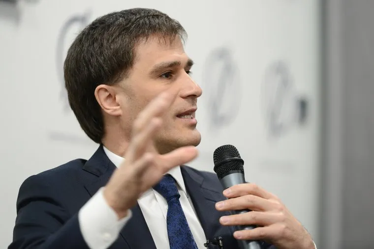 Пресс-конференция Руслана Гаттарова, посвященная подготовке к проведению саммитов ШОС и БРИКС. Челябинск, гаттаров руслан, жест рукой