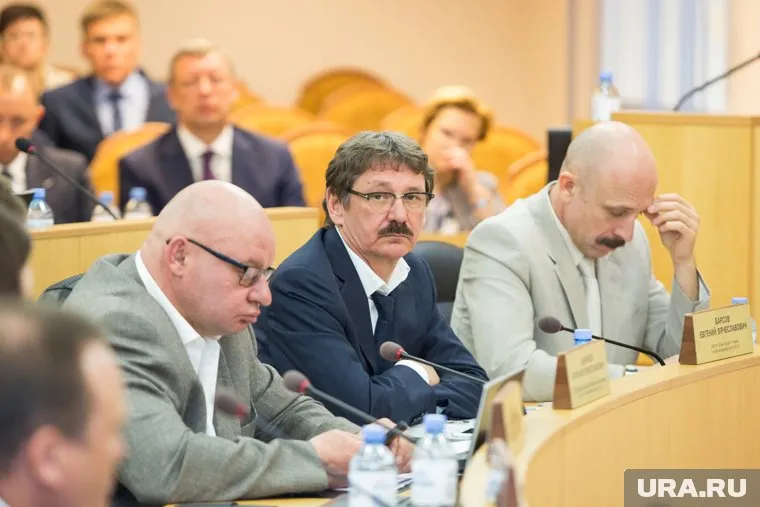 Евгений Барсов (в центре) несколько созывов провел в думе Сургута и намерен вернуть себе мандат