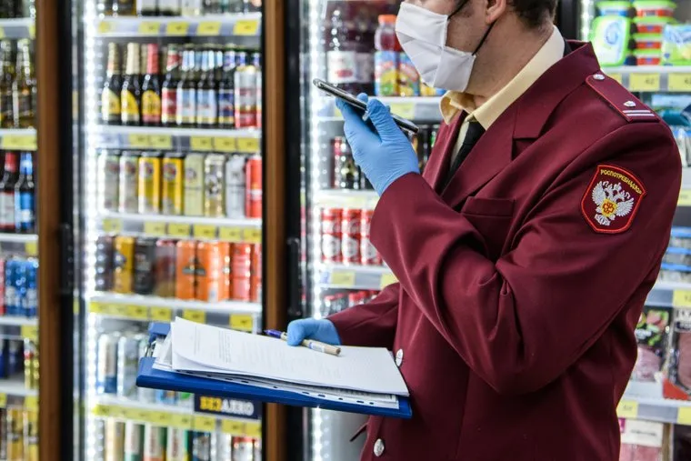 Сотрудник Роспотребнадзора в магазине "Красное и белое". Екатеринбург