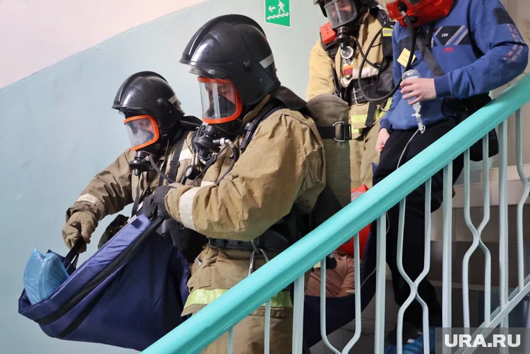 Пожар в курганской многоэтажке закончился госпитализацией двух человек