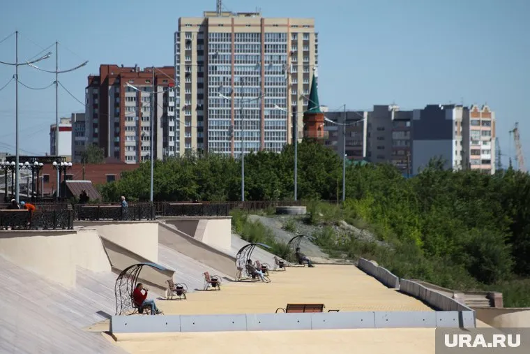 Вандал сломал светильники на набережной