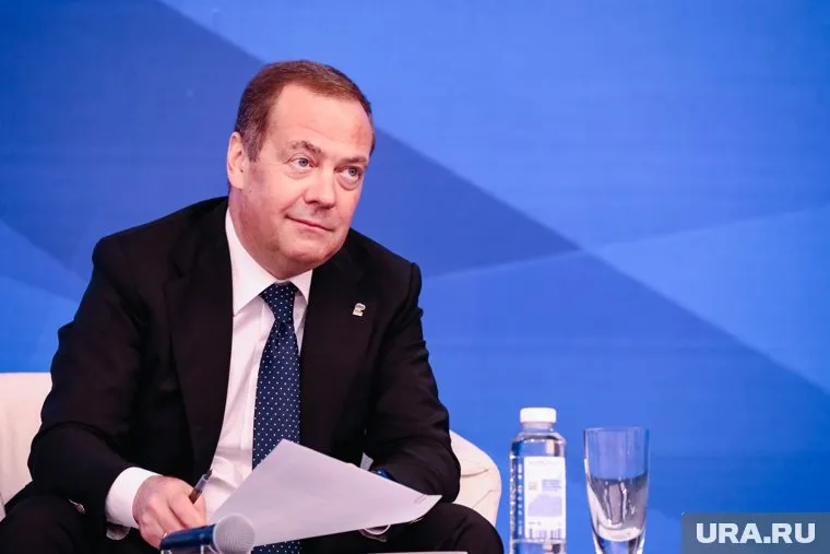 Дмитрия Медведева бодрит чашка зеленого чая