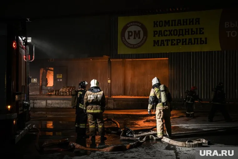 В МЧС сообщили, что в здании бывшей гимназии загорелся строительный мусор (архивное фото)