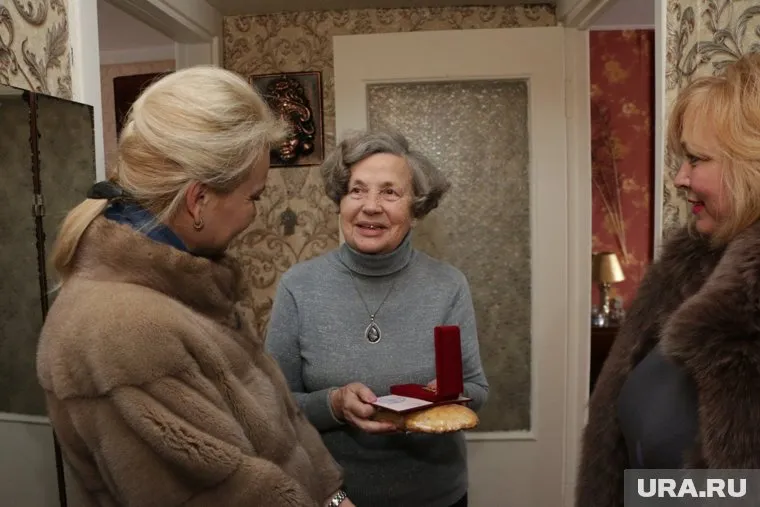 Керченские чиновницы подарили блокадникам хлеб