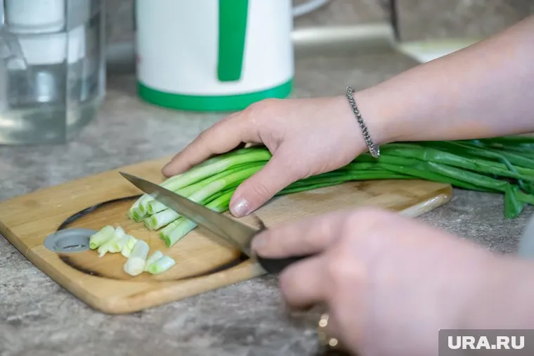 Жительница Лабытнанги набросилась с кухонным ножом на мужчину, с которым пришла в гости