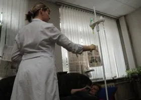 Югорские медики жалуются на сокращение зарплат и отмену льгот