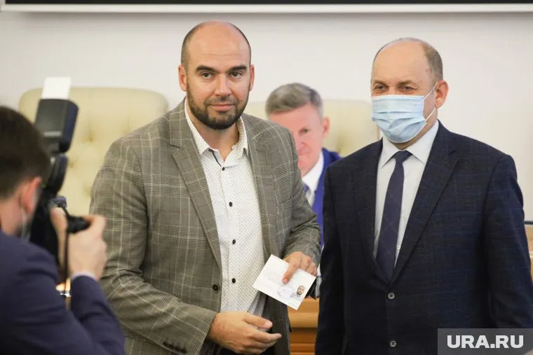 Дмитрий Раиник (слева) отказался от мандата через два месяца после избрания