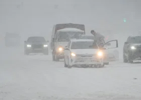 Метель в ХМАО привела к массовым съездам автомобилей в кювет