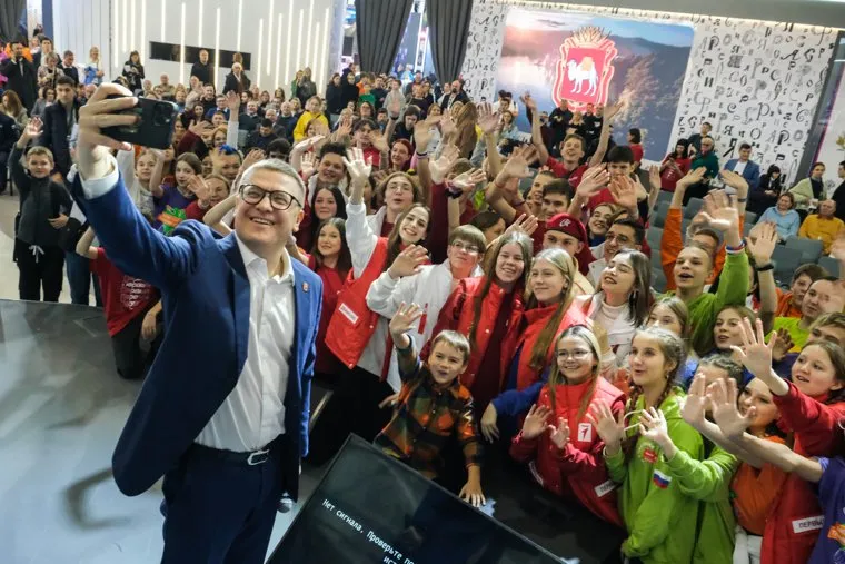 Алексей Текслер и Владимир Якушев на выставке "Россия" на ВДНХ. Москва