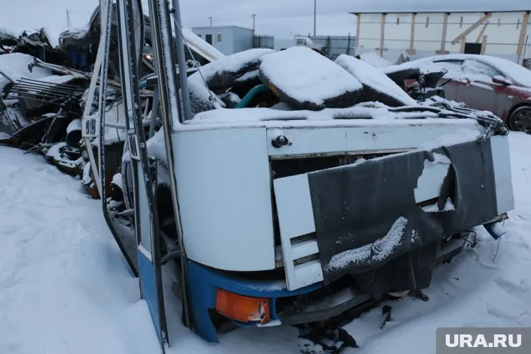 Останки того самого автобуса с детьми — во время аварии его просто разорвало на части