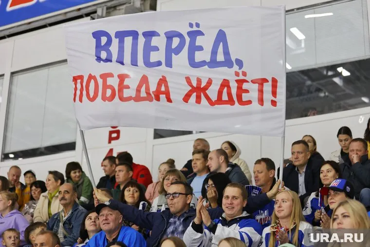 Шумков встретился с детьми из ЛНР, отдыхающими в курганских лагерях на хоккейном матче