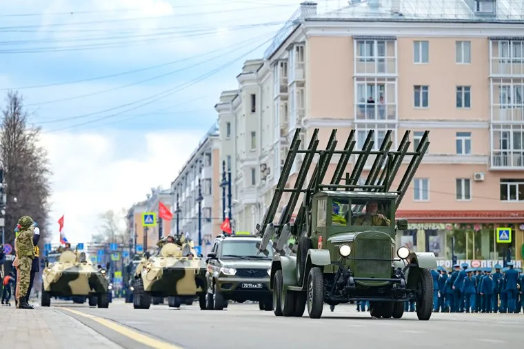 Торжественное прохождение войск Пермского гарнизона и военной техники на Октябрьской площади. Пермь