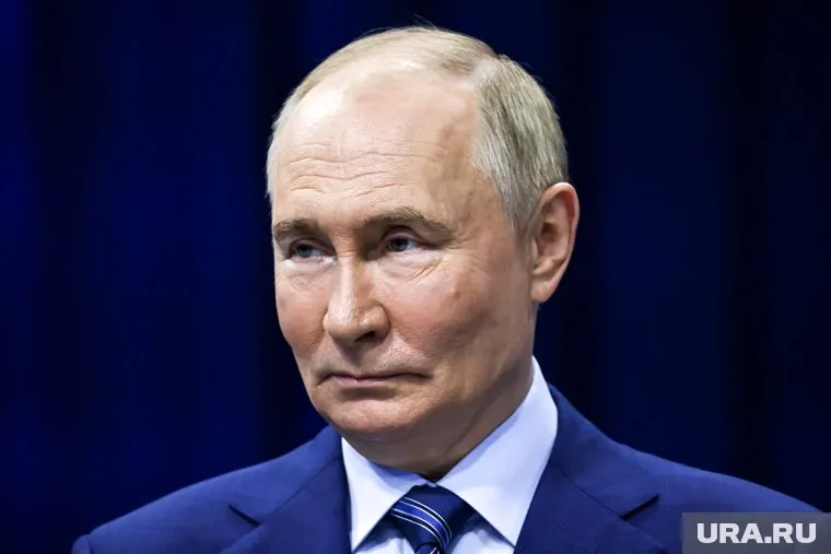 Владимир Путин лично прибыл встретить заключенных, вернувшихся домой, чтобы отдать им дань уважения