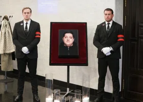 Открытый гроб и прах над Черным морем: как прошло прощание с актером Романом Поповым