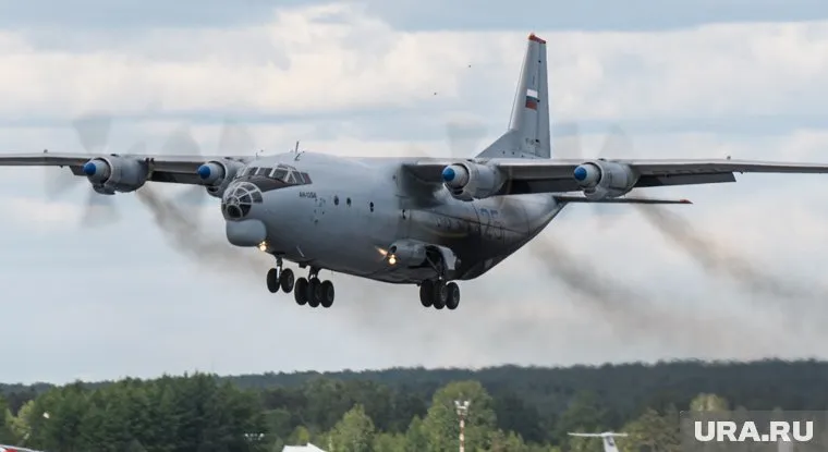 Самолет Ан-12 совершил аварийную посадку в ЯНАО