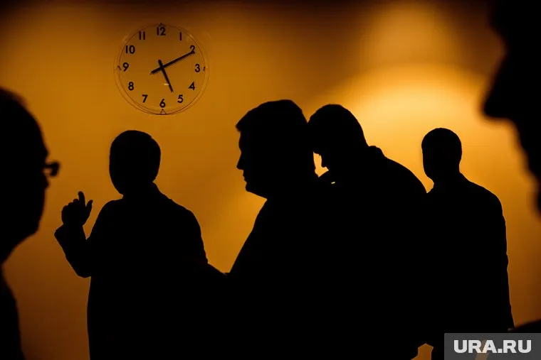 Меньше чем через месяц украинский лидер может лишиться ближайших сторонников и бизнес-активов