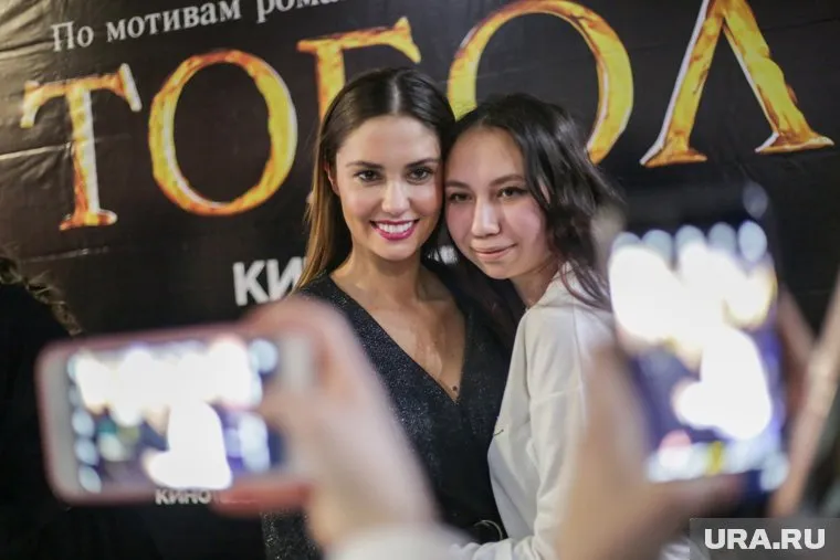 Агата Муцениеце (слева) попалась полиции во время карантина