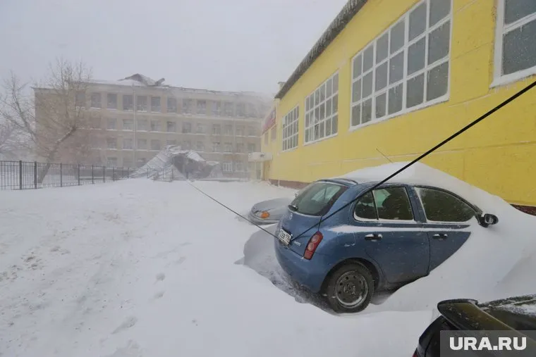 Коврики для салона можно подложить под колеса для лучшего сцепления со снегом