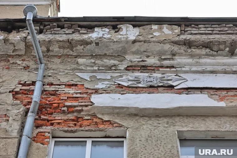 Жители несколько лет не могут добиться ремонта дома