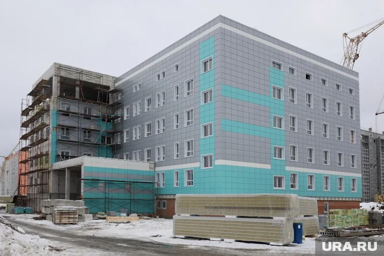 В седьмом микрорайоне Заозерного затягивается строительство детской поликлиники