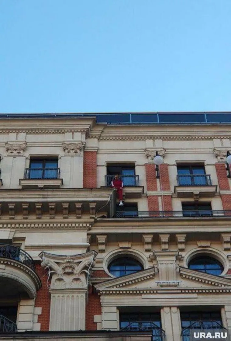 Артист висел на карнизе здания в течение часа