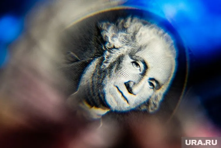 Доллар упал на 4,1%, сейчас он торгуется в районе 101 рубля