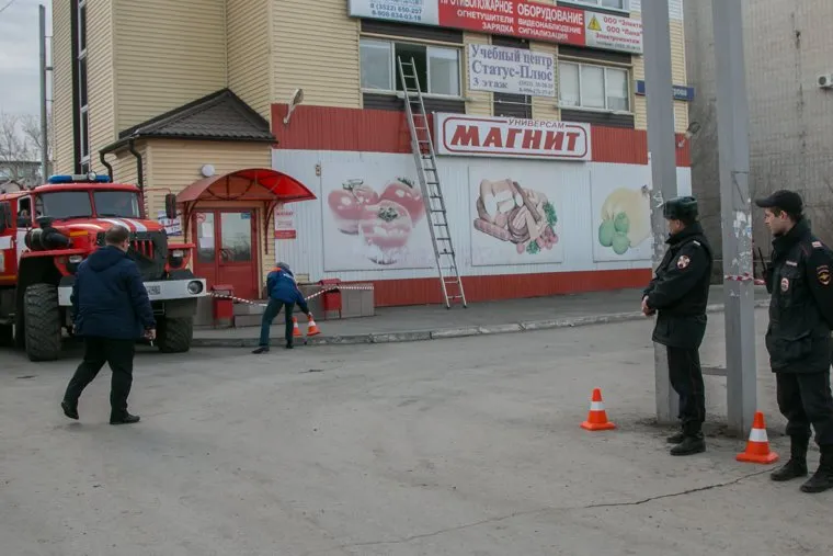 Обрушение в супермаркете Магнит. Курган, пожарная машина, супермаркет магнит, черезвычайное проишествие, улица бурова-петрова77