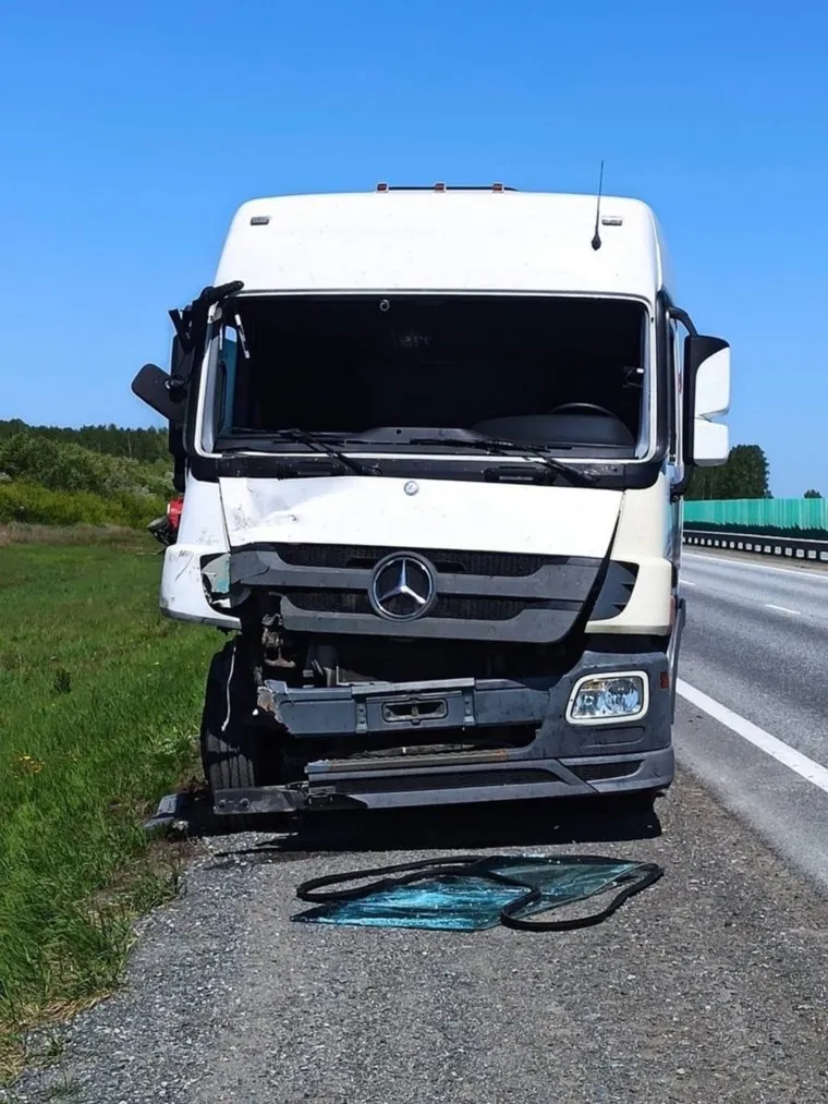 Фура столкнулась с трактором на челябинской трассе - фото