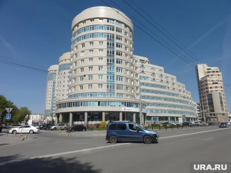 Жилой комплекс на Никонова известен и тем, что соседний с ним дом - место жительства губернатора Свердловской области