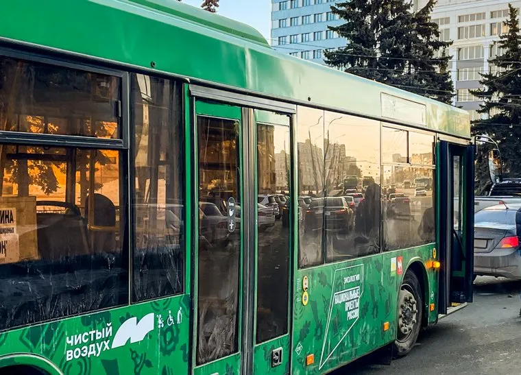 Автобус пересек перекресток, выехал на тротуар и. газон (архивное фото)