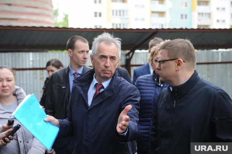 Министр строительства Виктор Тупикин (слева) жалуется губернатору Алексею Текслеру на нерадивых застройщиков
