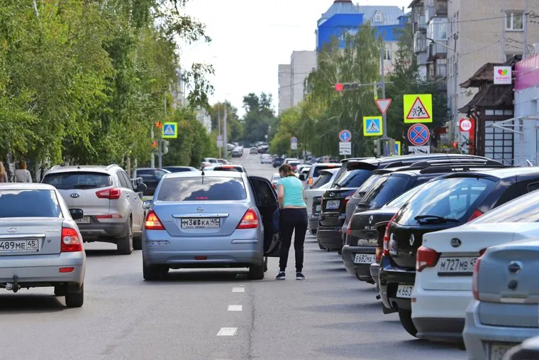Автомобильная парковка по ул. Володарского. Курган 
