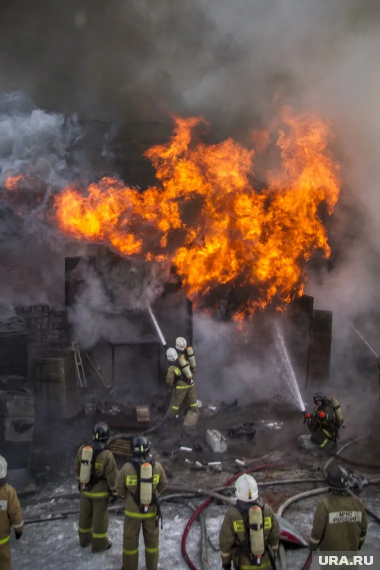 Машина была охвачена огнем