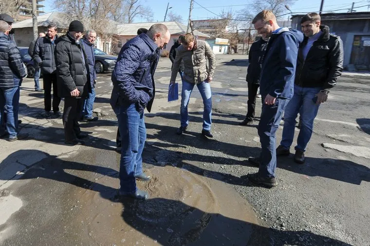 Обход Борисом Дубровским мест строительства конгресс-холла к саммитам ШОС и БРИКС на набережной реки Миасс возле цирка. Челябинск, бахаев антон, лужа на дороге, грязь на дороге, дубровский борис