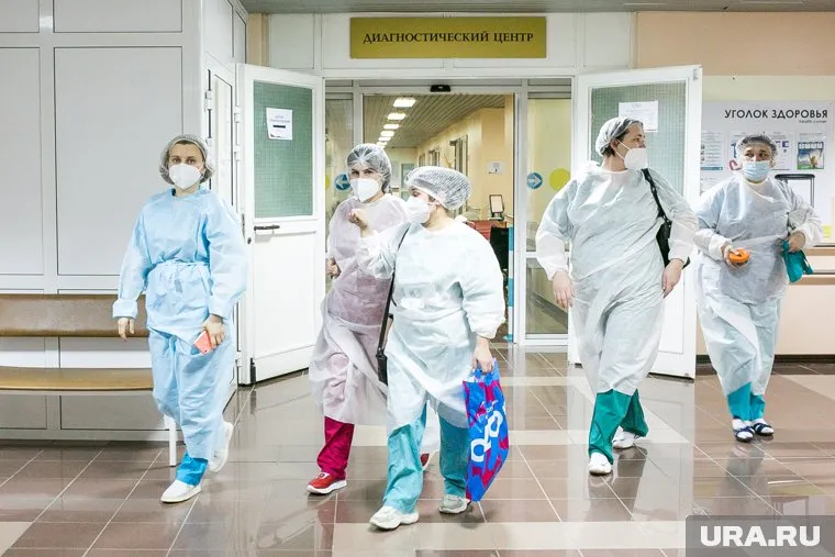 963 тюменских медика заразились COVID-19 на рабочем месте