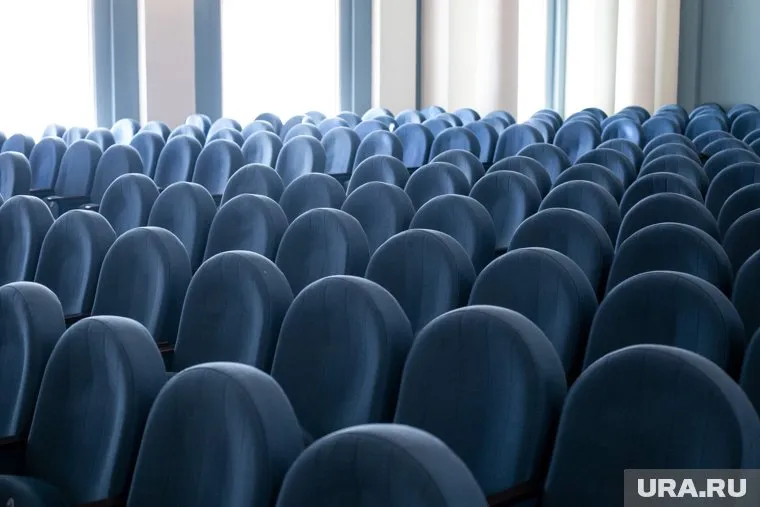 Если концерт не отменят, певцу придется петь для полупустого зала