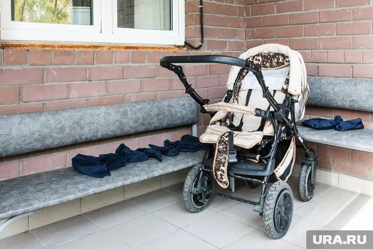 Мужчина пытался достать ребенка из коляски в магазине