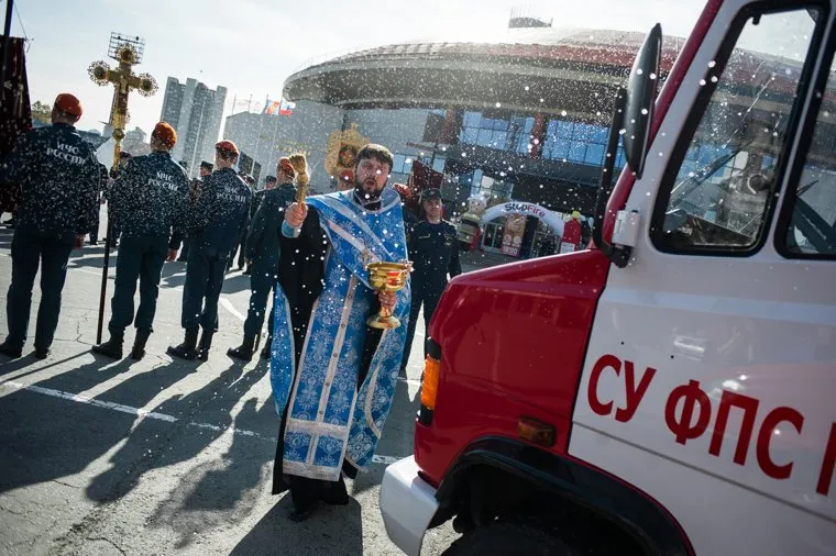 Освящение новой пожарно-спасательной техники подразделений Федеральной противопожарной службы. Екатеринбург, пожарная машина, мчс россии, освещение, батюшка