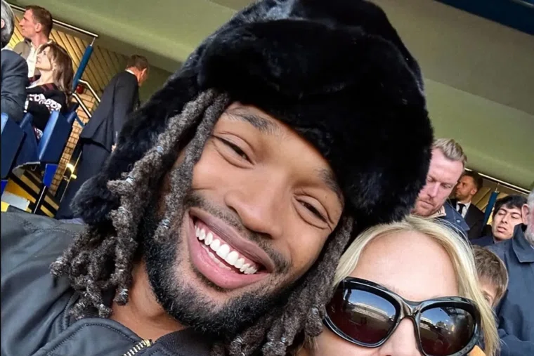 Разница между певицей и Моррисом составляет 38 лет