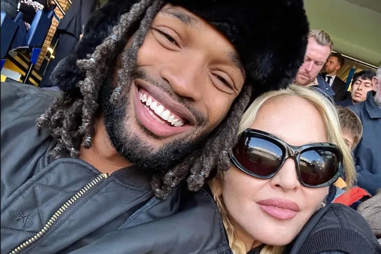 Разница между певицей и Моррисом составляет 38 лет