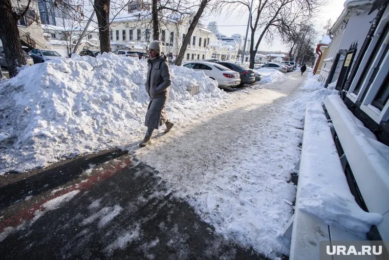 Горожанам приходится пробираться через огромные залежи снега