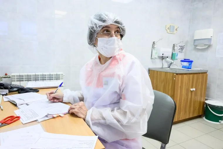 Прививка врачей российской вакциной Спутник V от новой коронавирусной инфекции. Екатеринбург